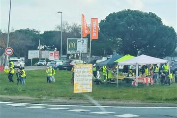 Les gilets jaunes manifestent contre la baisse du pouvoir d'achat