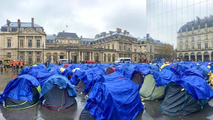بی‌توجهی پاریس نسبت به وضعیت مهاجران/ تجمع صدها مهاجر نوجوان 