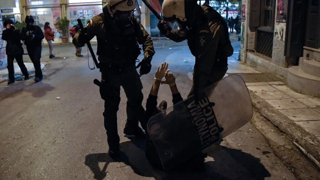 جنجال بر سر خشونت پلیس یونان ادامه دارد