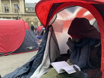 Rassemblement à Paris contre la violation des droits des migrants par le régime français