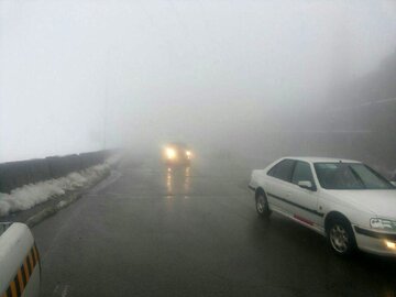 مه غلیظ تردد خودروها را در گردنه‌های خراسان شمالی کند کرد 