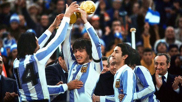 جام جهانی ۱۹۷۸؛ قهرمانی که شکنجه‌گر و زندانی را لحظه‌ای هم‌بسته کرد