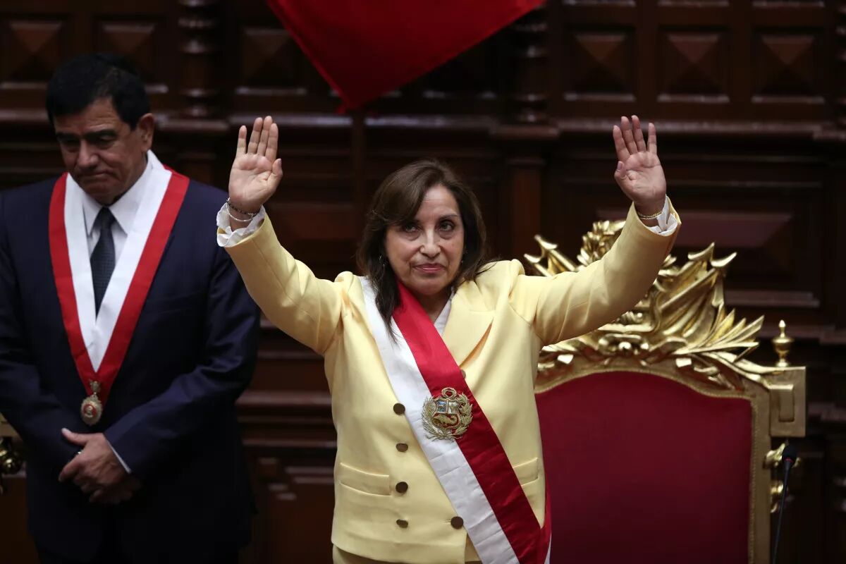 Perú: Dina Boluarte asume presidencia, Castillo es vacado y detenido