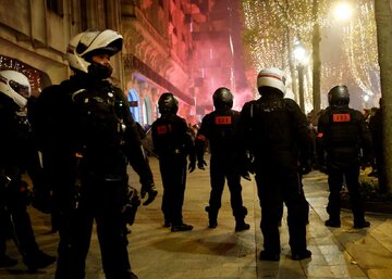درگیری هواداران مراکش با پلیس فرانسه در خیابان شانزلیزه + فیلم