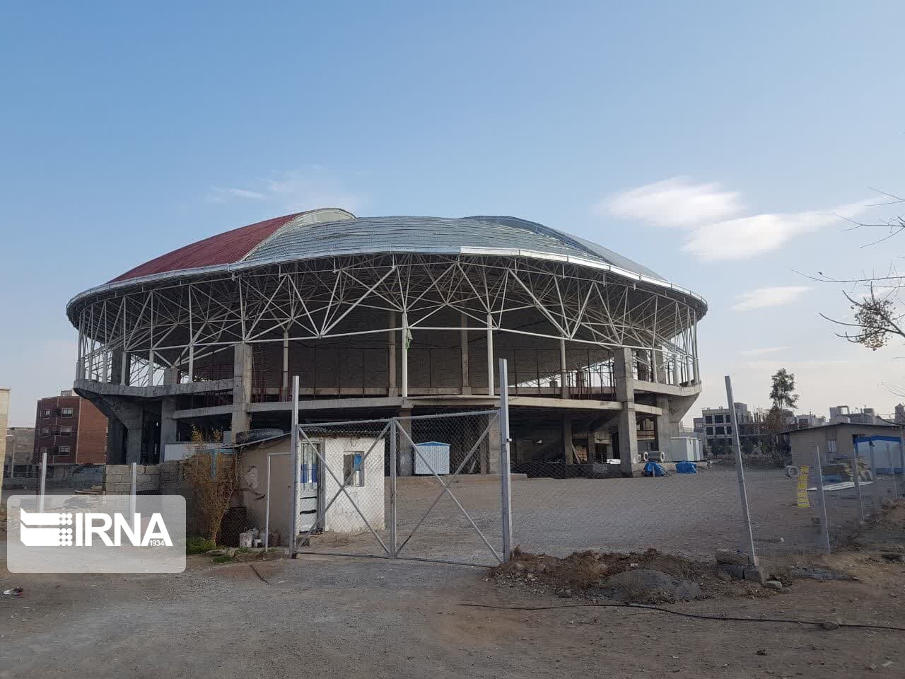 ریزش سقف ورزشگاه در دست احداث ۴۵۰۰ نفری پردیسان قم + فیلم