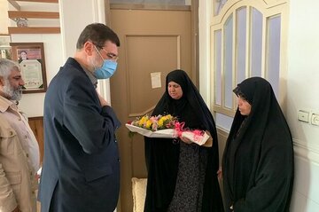دیدار رئیس سازمان بنیاد شهید با یک خانواده دارای پنج شهید در دشتستان