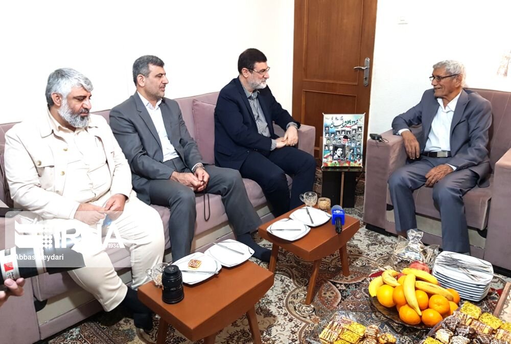 دیدار رئیس سازمان بنیاد شهید با خانواده شهید قادریان در بوشهر