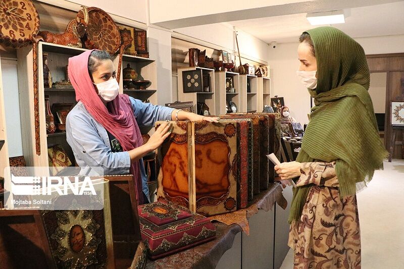 معاون وزیر میراث فرهنگی: ۷۰ درصد فعالان صنایع دستی کشور بانوان هستند 