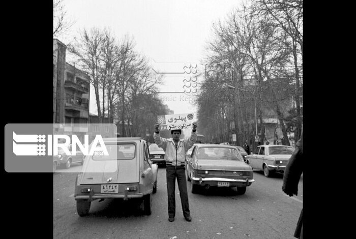 روحیه روزهای پیروزی انقلاب با یک کتاب بارانی