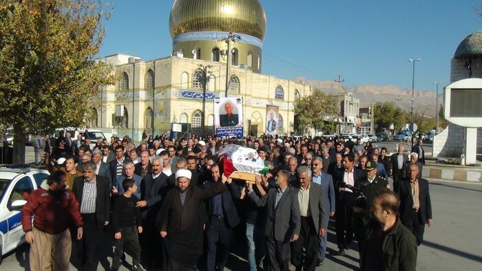 پیکر جانباز شهید «قاسم امینی» بر دوش مردم گیلانغرب تشییع شد 