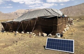 ۱۰ پنل خورشیدی بین عشایر بروجرد توزیع شد