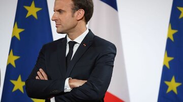Politico : Mal aimé en France, Macron s’oriente vers la Diplomatie