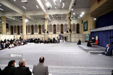 Supreme Leader receives families of martyrs of Shah Cheragh terrorist incident