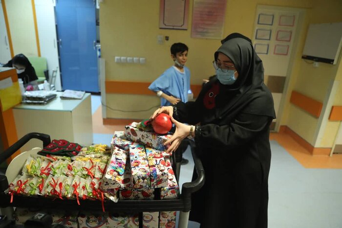جولان یلدا در بلندای لبخند و نگاه کودکان بیمارستان اکبر مشهد