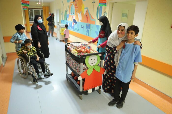 جولان یلدا در بلندای لبخند و نگاه کودکان بیمارستان اکبر مشهد