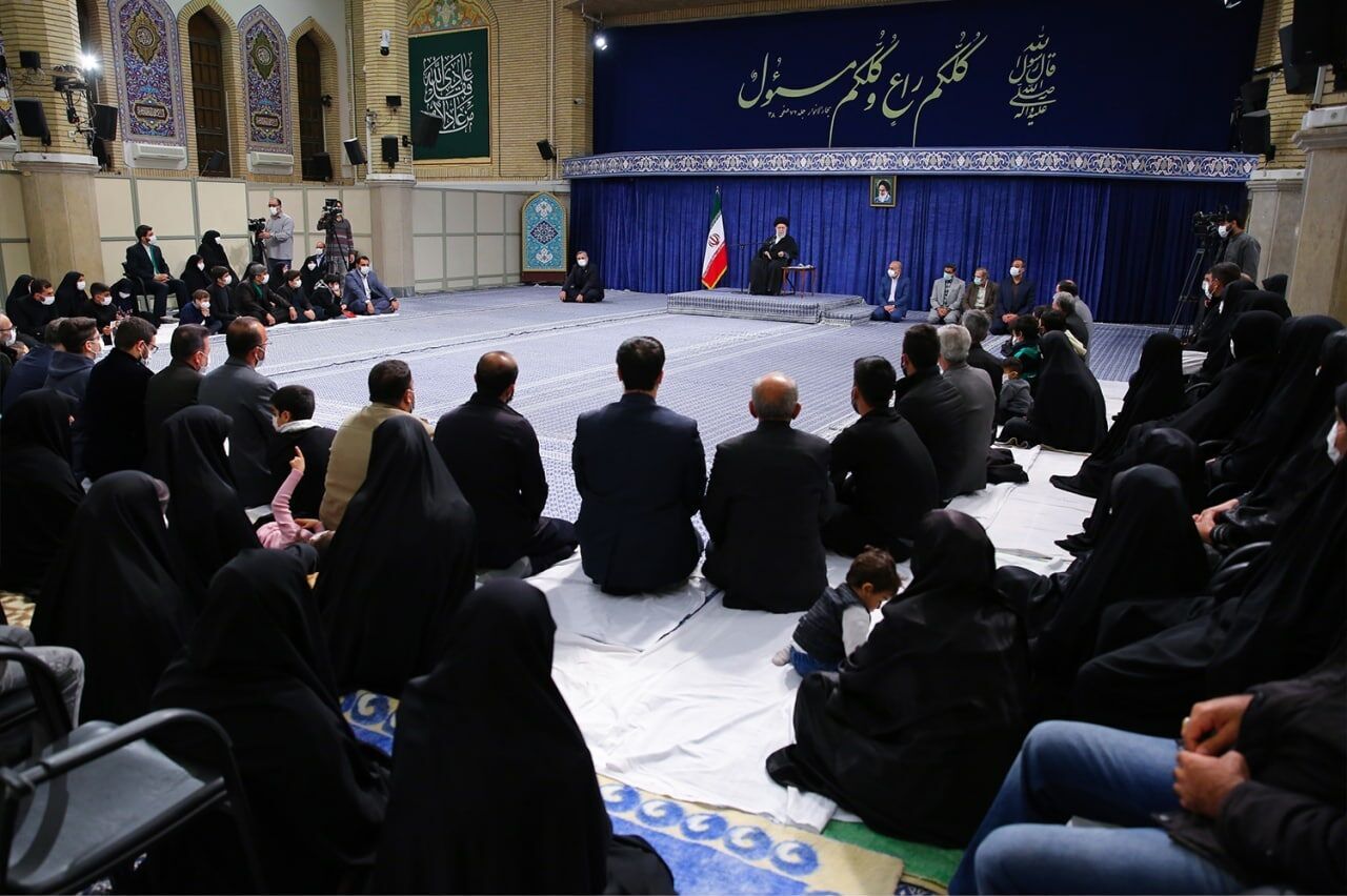 Rencontre d’un groupe de familles des martyrs de l'attentat terroriste du sanctuaire de Shahcheragh avec le Guide suprême