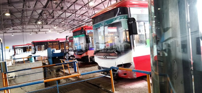 مردم چشم انتظار اتوبوس و تاکسی/ پاسخگویی با کیست؟