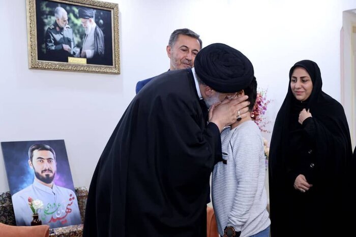 Le président iranien a rencontré la famille du martyr Arman Ali Wardi