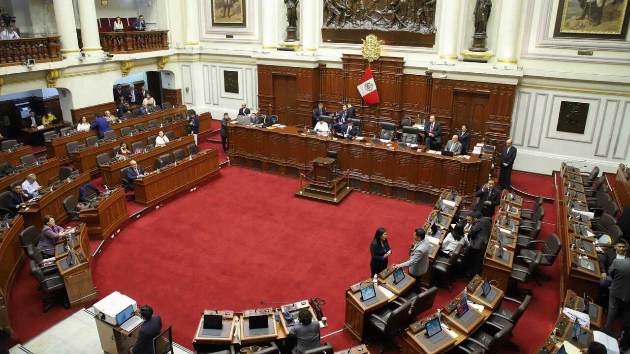 Perú: Congreso aprueba adelantar comicios para abril de 2024