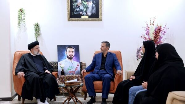 El presidente iraní se reúne con la familia del mártir Arman Ali Verdi