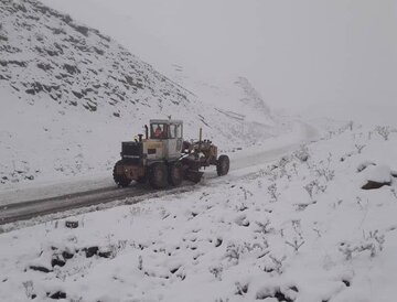 برف و کولاک، راه روستاهای مناطق غربی اصفهان را بست 