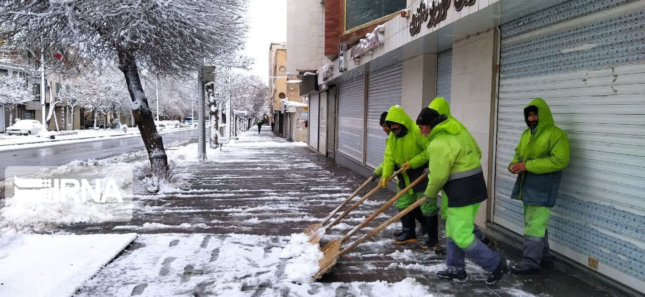 ۵۰۰ نیروی شهرداری عملیات برف‌روبی معابر شهری همدان را برعهده دارند