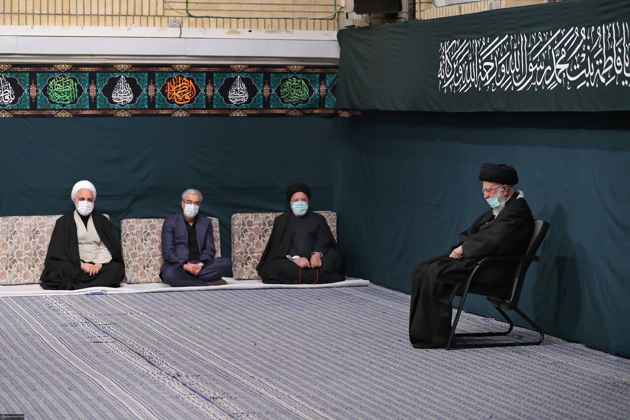 قائد الثورة يحضر اول مجلس عزاء لمناسبة ذكرى استشهاد السيدة الزهراء (س) قائد الثورة يحضر اول مجلس عزاء لمناسبة ذكرى استشهاد السيدة الزهراء (س)