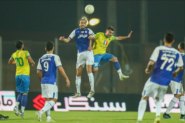 همسایگی استقلال با پرسپولیس در صدر جدول به لطف پنالتی جنجالی