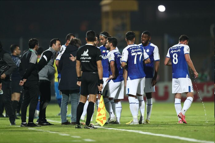 همسایگی استقلال با پرسپولیس در صدر جدول به لطف پنالتی جنجالی