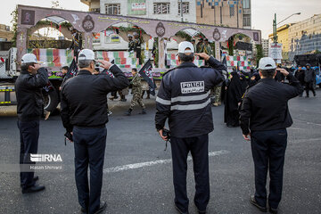 Iran : cérémonie funéraire de 200 martyrs inconnus de la guerre imposée dans la rue Enghelab de Téhéran le mardi 27 décembre 2022.