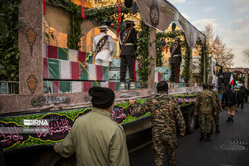 Iran : cérémonie funéraire de 200 martyrs inconnus de la guerre imposée dans la rue Enghelab de Téhéran le mardi 27 décembre 2022.