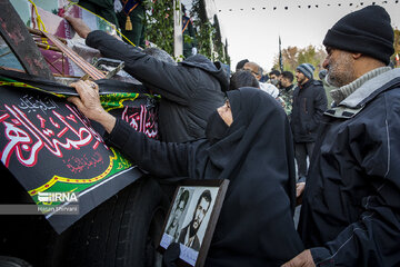 Iran : cérémonie funéraire de 200 martyrs inconnus de la guerre imposée dans la rue Enghelab de Téhéran le mardi 27 décembre 2022.