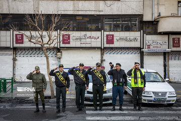 Iran : cérémonie funéraire de 200 martyrs inconnus de la guerre imposée dans la rue Enghelab de Téhéran le mardi 27 décembre 2022.