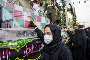 Iran : cérémonie funéraire de 200 martyrs inconnus de la guerre imposée dans la rue Enghelab de Téhéran le mardi 27 décembre 2022.