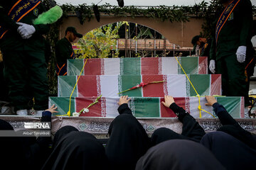 Iran : cérémonie funéraire de 200 martyrs inconnus de la guerre imposée dans la rue Enghelab de Téhéran le mardi 27 décembre 2022.