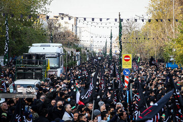 Iran : cérémonie funéraire de 200 martyrs inconnus de la guerre imposée dans la rue Enghelab de Téhéran le mardi 27 décembre 2022.