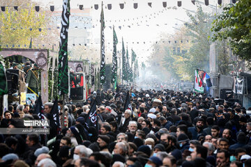 Iran : cérémonie funéraire de 200 martyrs inconnus de la guerre imposée dans la rue Enghelab de Téhéran le mardi 27 décembre 2022.