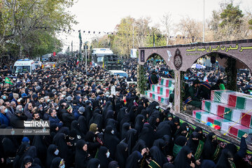 Iran : cérémonie funéraire de 200 martyrs inconnus de la guerre imposée dans la rue Enghelab de Téhéran le mardi 27 décembre 2022.