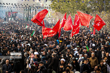 Iran : cérémonie funéraire de 200 martyrs inconnus de la guerre imposée dans la rue Enghelab de Téhéran le mardi 27 décembre 2022.