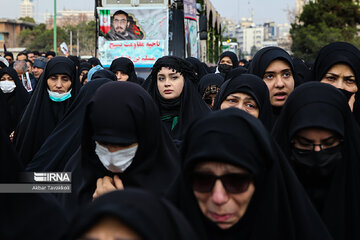 Iran : cérémonie funéraire de 200 martyrs inconnus de la guerre imposée dans la rue Enghelab de Téhéran le mardi 27 décembre 2022.