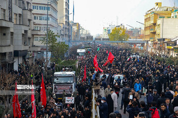 Iran : cérémonie funéraire de 200 martyrs inconnus de la guerre imposée dans la rue Enghelab de Téhéran le mardi 27 décembre 2022.