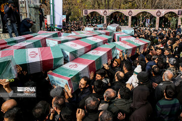  Cérémonie funéraire de 200 martyrs inconnus de la guerre imposée à Téhéran