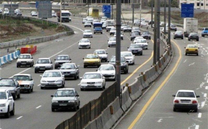 ترافیک در آزادراه کرج - قزوین نیمه سنگین / جاده چالوس روان است