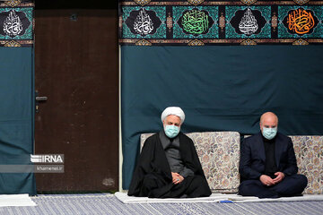 La dernière nuit de la cérémonie commémorative de deuil de la vénérée Fatima Zahra (béni soit-elle), a eu lieu ce jeudi soir (29 décembre 2022) en présence du Leader de la Révolution islamique et d'un groupe de fidèles au Hosseiniyeh de l'Imam Khomeiny de Téhéran. 