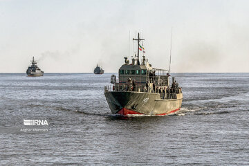 Défilé des navires et des sous-marins de la Marine iranienne