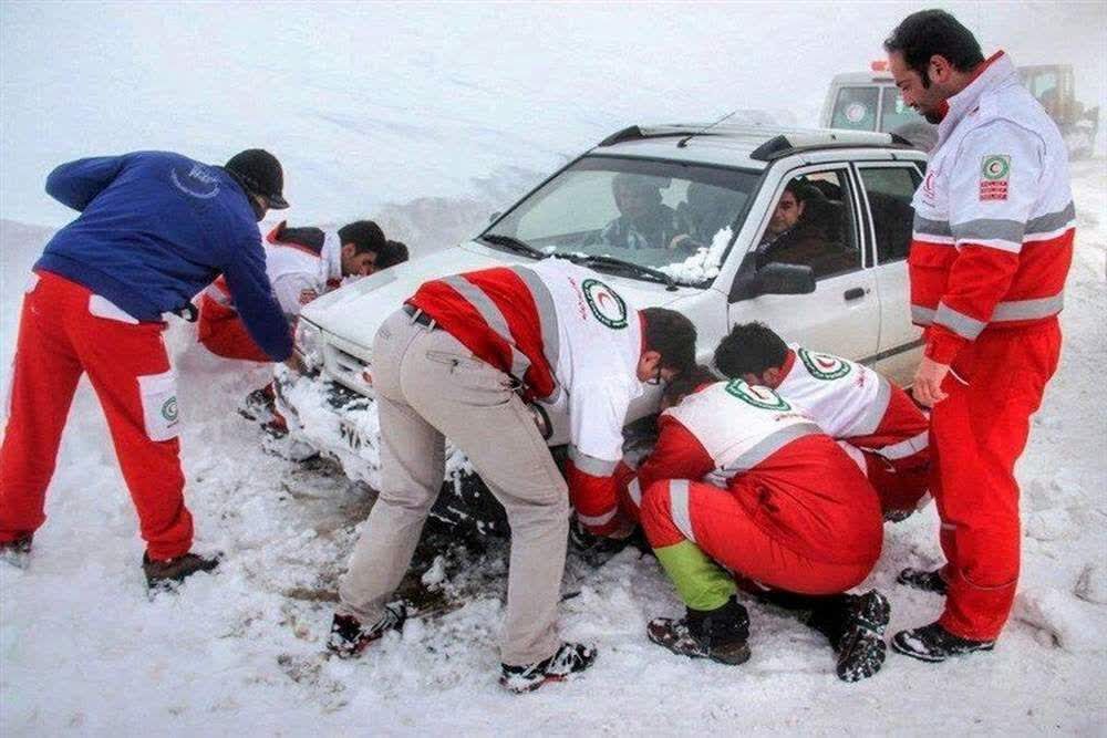 نجات سرنشینان ۱۰ خودروی گرفتار در کولاک برف شهرستان اندیکا