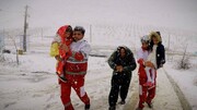 امدادرسانی هلال احمر همدان به ۴۴۵ مسافر گرفتار در برف+ فیلم