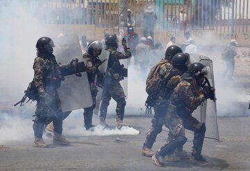 حمله به مخالفان دولت پرو / پلیس با گاز اشک آور معترضان را متفرق کرد