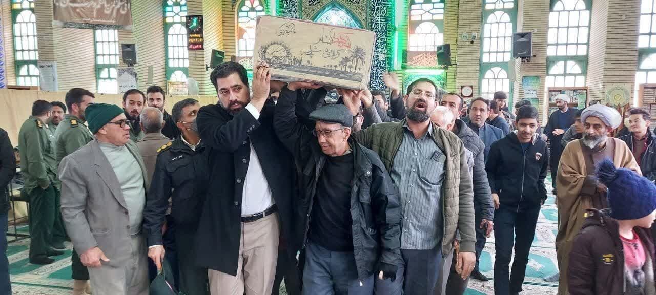 پیکر مطهر یک شهید گمنام با حضور پرشور مردم نطنز تشییع شد پیکر مطهر یک شهید گمنام با حضور پرشور مردم نطنز تشییع شد