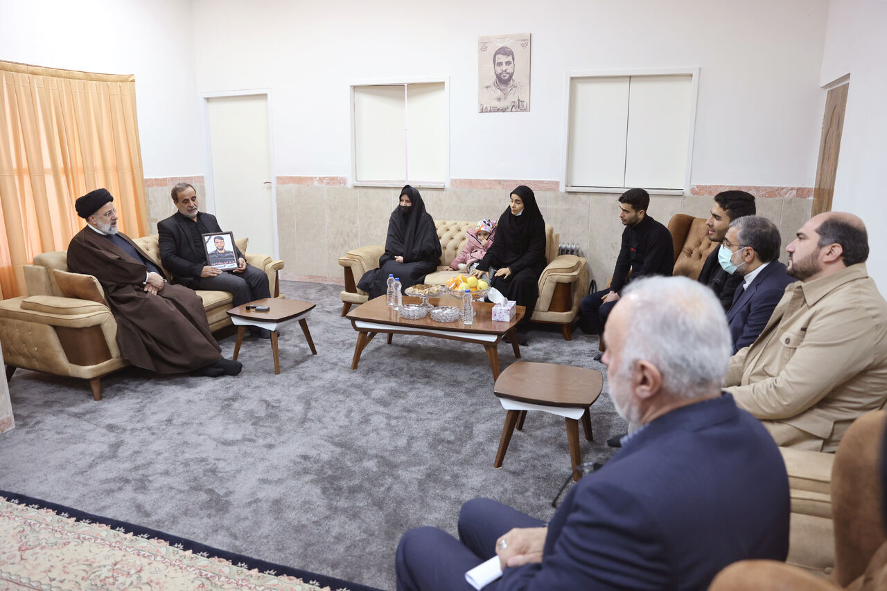 ایرانی صدر نے ملکی سلامتی کے شہید "امیر کمندی" کے خاندان سے ملاقات کی